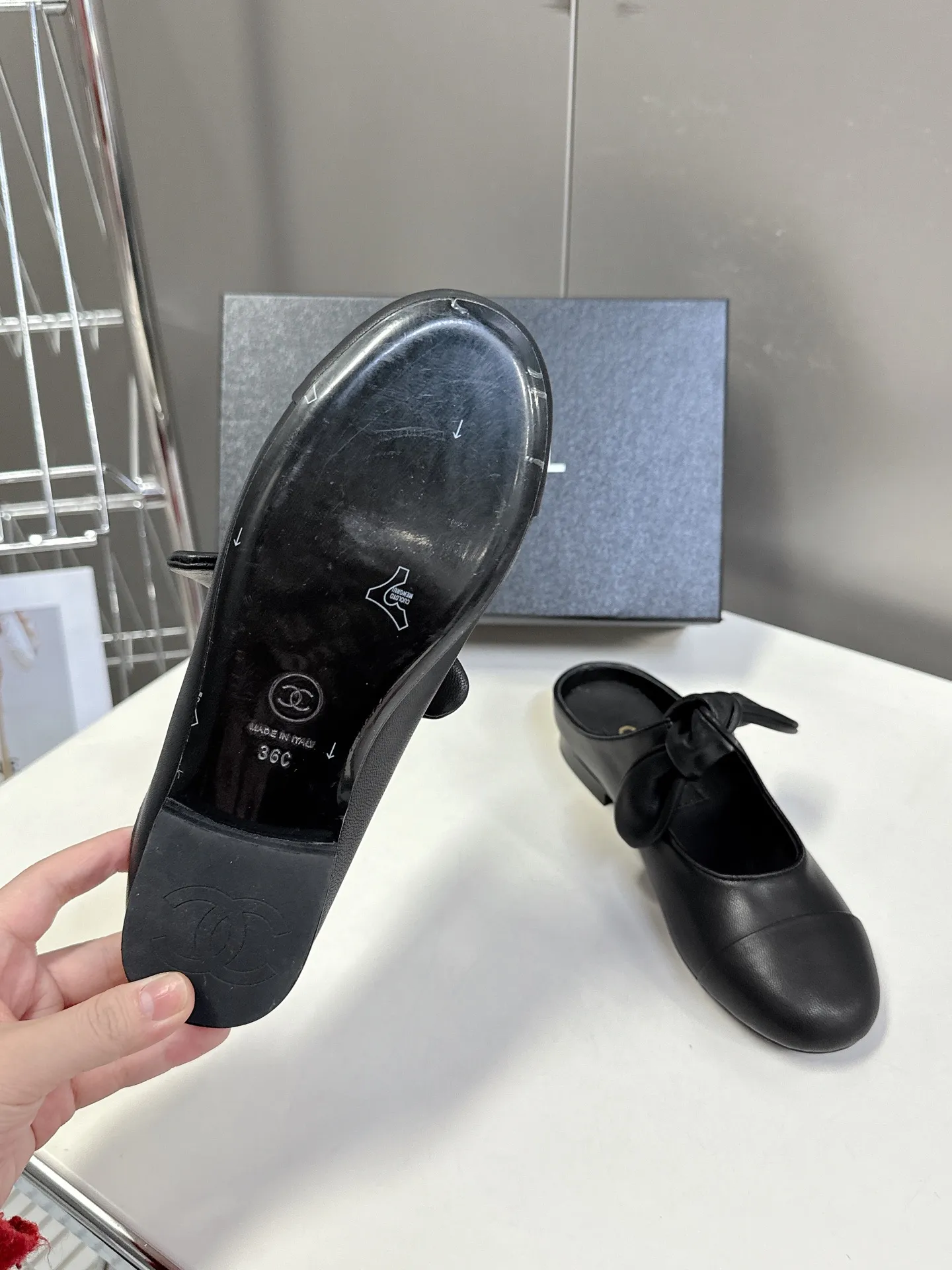 👟👟Ex-factory price 540👟👟 CHANEL Chanel Bow Elastic Strap Flat Shoes Bow Mary Jane shoes are so popular at first sight that you can wear them freely according to the weather changes! Put on socks to instantly transform into cute shoes for spring and summer! Transform into a magical princess in seconds 👸The upper is made of mixed sheepskin and tiptoe silk sheepskin. The foot feels super comfortable. The leather is very soft and skin-friendly. The genuine leather outsole imported from Italy Size: 35-41 (40 41 customized)